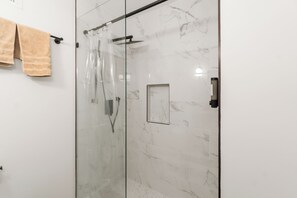 Hair dryer, towels, soap, shampoo - Ground Level 1BR/2BATH w 2Queens apartment, near PATH station w + W/D (Jersey City)
