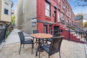 Outdoor dining - Ground Level 1BR/2BATH w 2Queens apartment, near PATH station w + W/D (Jersey City)