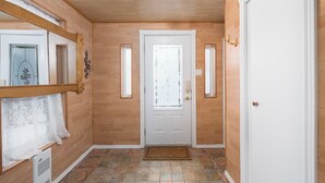 Interior - Cozy Pet-Friendly Waterfront Chalet (Mercier)