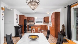 Dining - Cozy Pet-Friendly Waterfront Chalet (Mercier)