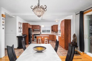 Dining - Cozy Pet-Friendly Waterfront Chalet (Mercier)