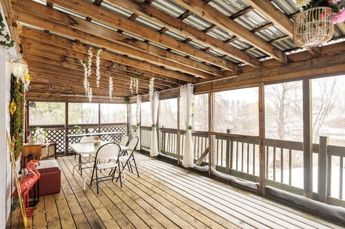 Cozy Pet-Friendly Waterfront Chalet