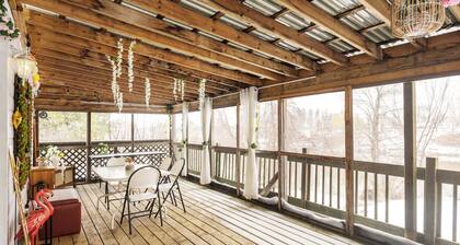 Cozy Pet-Friendly Waterfront Chalet