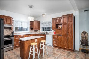 Fridge, microwave, oven, stovetop - Cozy Pet-Friendly Waterfront Chalet (Mercier)