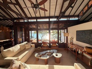 Living area - Villa Amani. Beachfront house in Ferradura. Comfort, Elegance, Privacy. (Armação dos Búzios)