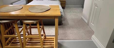 1 dormitorio, tabla de planchar con plancha, wifi y ropa de cama