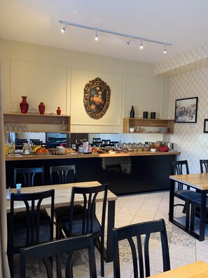 Colazione a buffet a pagamento, servita tutte le mattine 