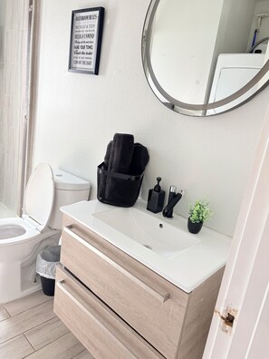 Shower, hair dryer, towels, toilet paper - Modern Blackhouse World Cup Ready (Dallas)