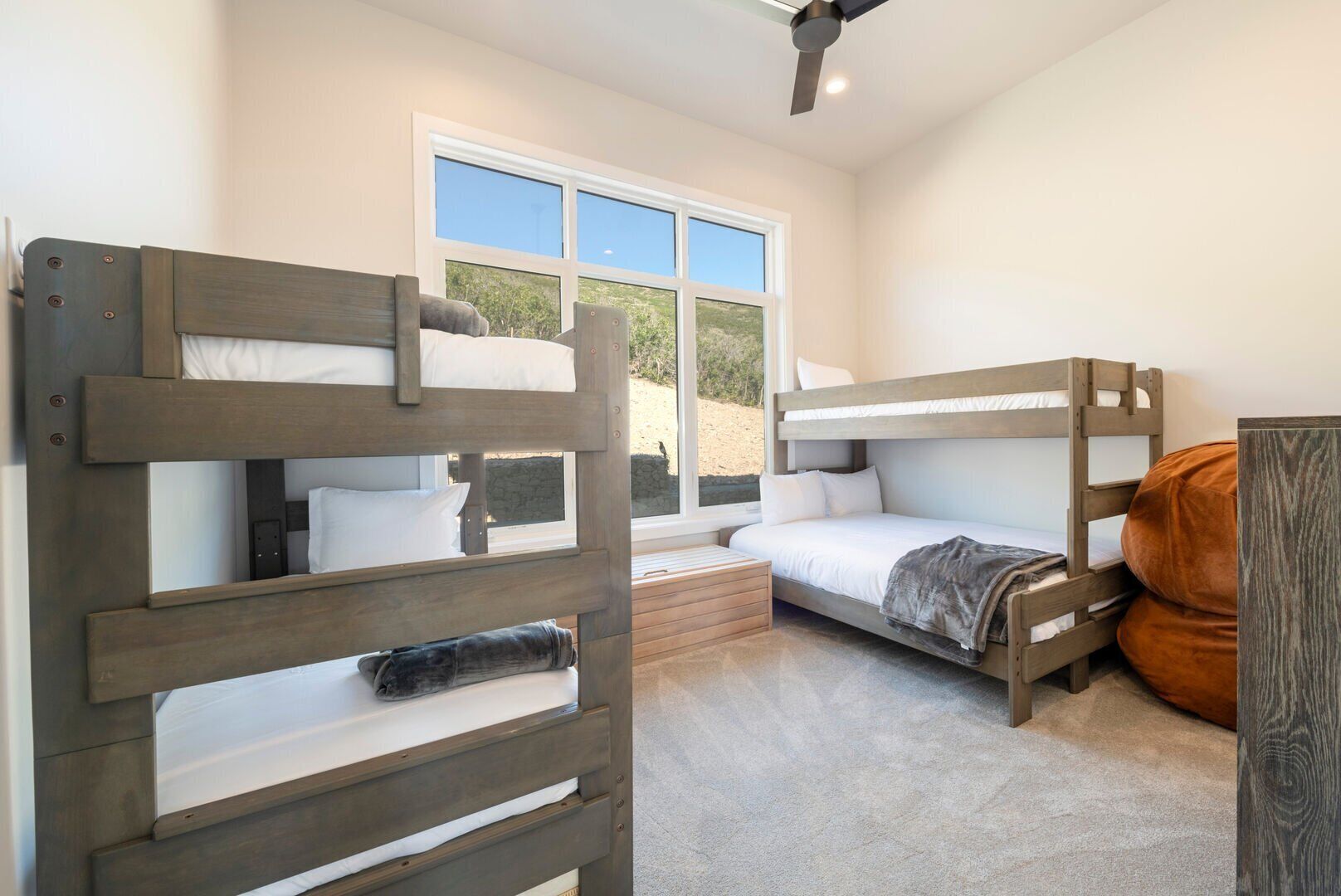 Luxury Townhome, Lake View | Free WiFi