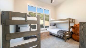 Luxury Townhome, Lake View | Free WiFi