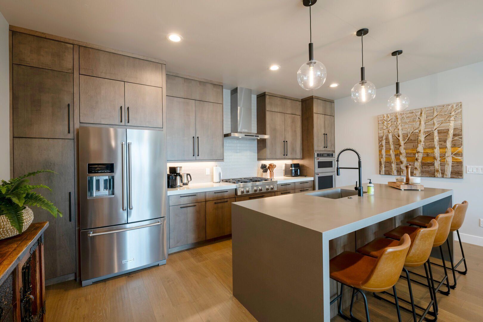 Luxury Townhome, Lake View | Private kitchen