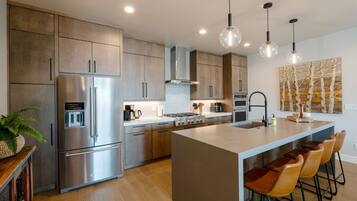 Luxury Townhome, Lake View | Private kitchen