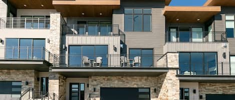Luxury Townhome, Lake View | Exterior