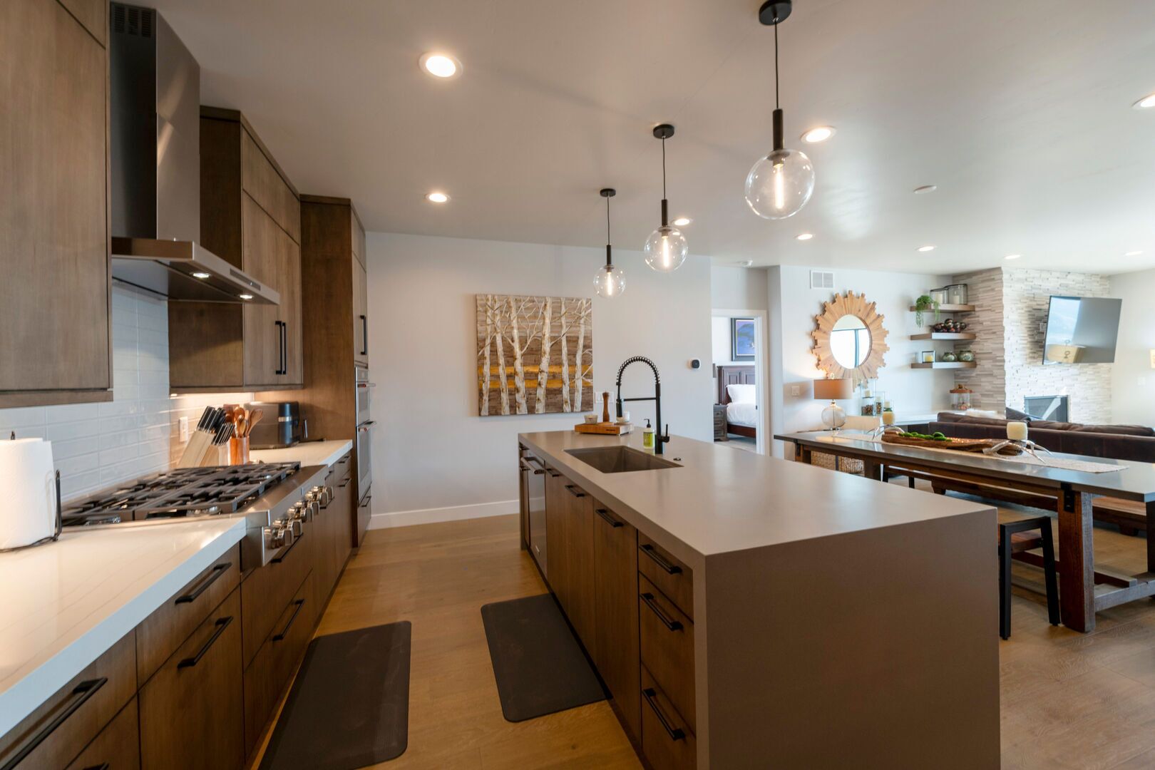 Luxury Townhome, Lake View | Private kitchen