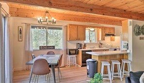 Fridge, microwave, oven, stovetop - Mountain Retreat Near Yosemite | 4Bdr Sleeps 10 (Groveland)