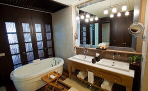 Whirlpool, Haartrockner, Handtücher, Seife