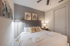 9 bedrooms, iron/ironing board, travel cot, free WiFi - Luxury 9BR Solara Villa - Sleeps 20 - Pool, Spa, Game Room - 20 Min to Disney (Kissimmee)