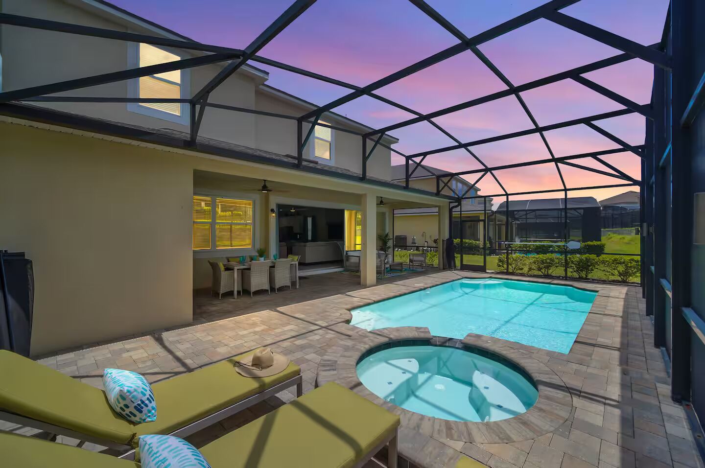 Utendørsbasseng og et oppvarmet basseng