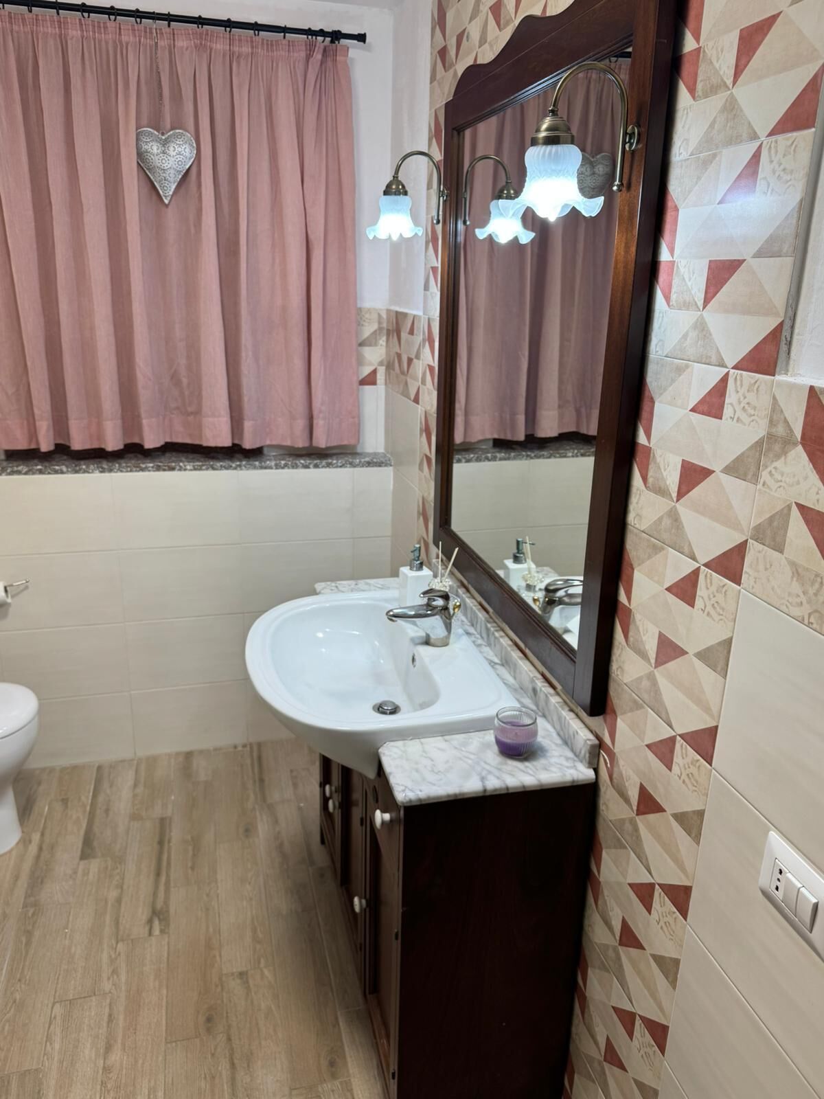 Sèche-cheveux, serviettes fournies, savon, papier toilette