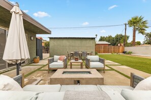 Terrace/patio - Walk to Sofi, Fun Backyard & Parking - Modern Home (Inglewood)