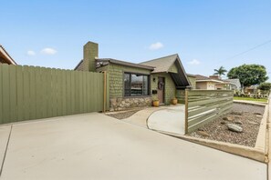 Exterior - Walk to Sofi, Fun Backyard & Parking - Modern Home (Inglewood)