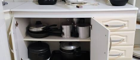 Réfrigérateur, four, plaque de cuisson, cafetière/bouilloire