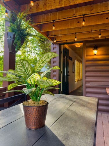 The Carriage House | Walk to River & Lake, In Town