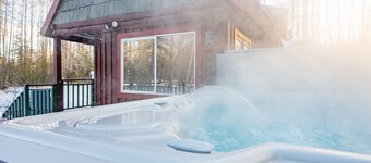 🌲River Front Cabin w/Hot Tub & Epic Northern Lights🌲