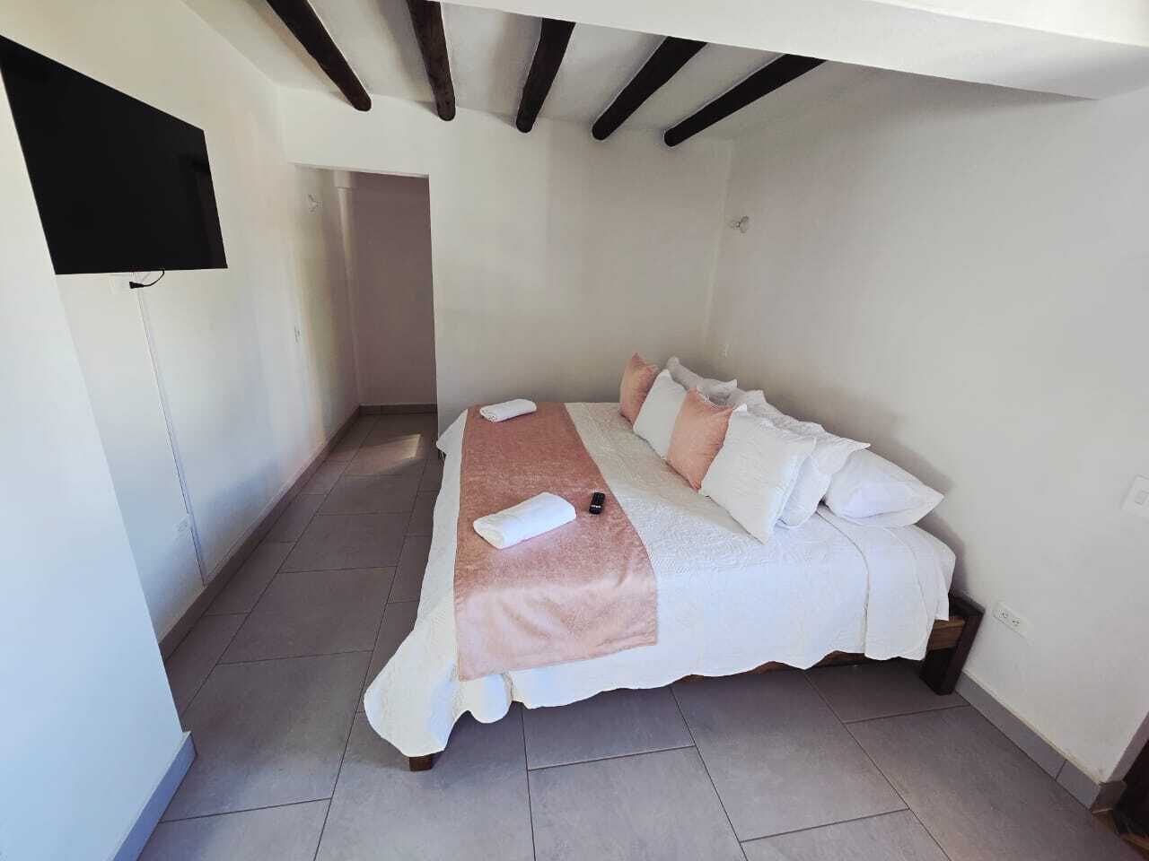 6 bedrooms, bed sheets