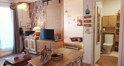 Appt 3â â â, 600 m from beaches and seafront, Dog Friendly, private parking.