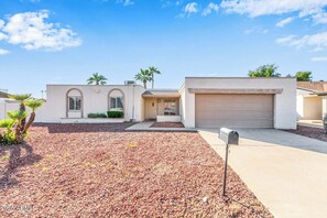 Exterior - Updated North E Phoenix. Sleeps 8, home with pool, near Scottsdale dining (Phoenix)