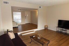 Smart TV - Updated North E Phoenix. Sleeps 8, home with pool, near Scottsdale dining (Phoenix)