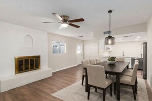 Dining - Updated North E Phoenix. Sleeps 8, home with pool, near Scottsdale dining (Phoenix)