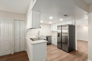 Fridge, oven, stovetop, dishwasher - Updated North E Phoenix. Sleeps 8, home with pool, near Scottsdale dining (Phoenix)