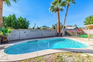 Outdoor pool - Updated North E Phoenix. Sleeps 8, home with pool, near Scottsdale dining (Phoenix)