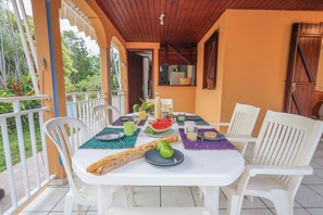 Outdoor dining - Villa Alamanda*** by KVZ with view of the national park and the Mamelles mountains (Les Abymes)