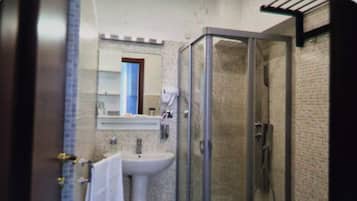 Dusche, Haartrockner, Bidet, HandtĂŒcher