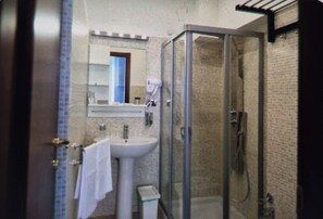 Een douche, een haardroger, een bidet, handdoeken