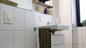 Ducha, secador de pelo, toallas, jabón