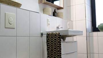 Dusche, Haartrockner, Handtücher, Seife