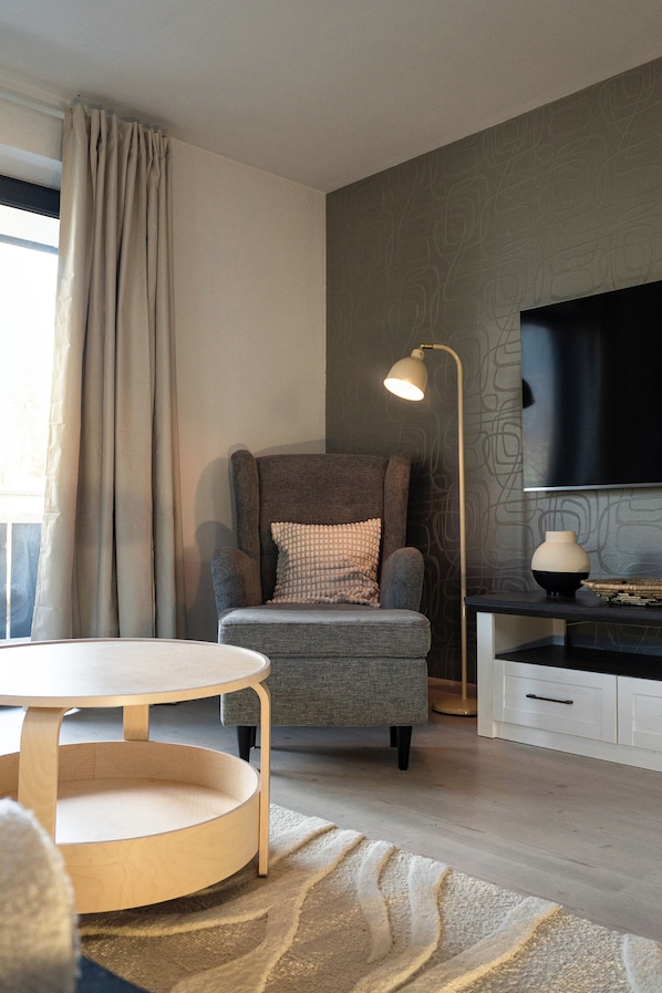 Smart-TV, bøker og stereoanlegg