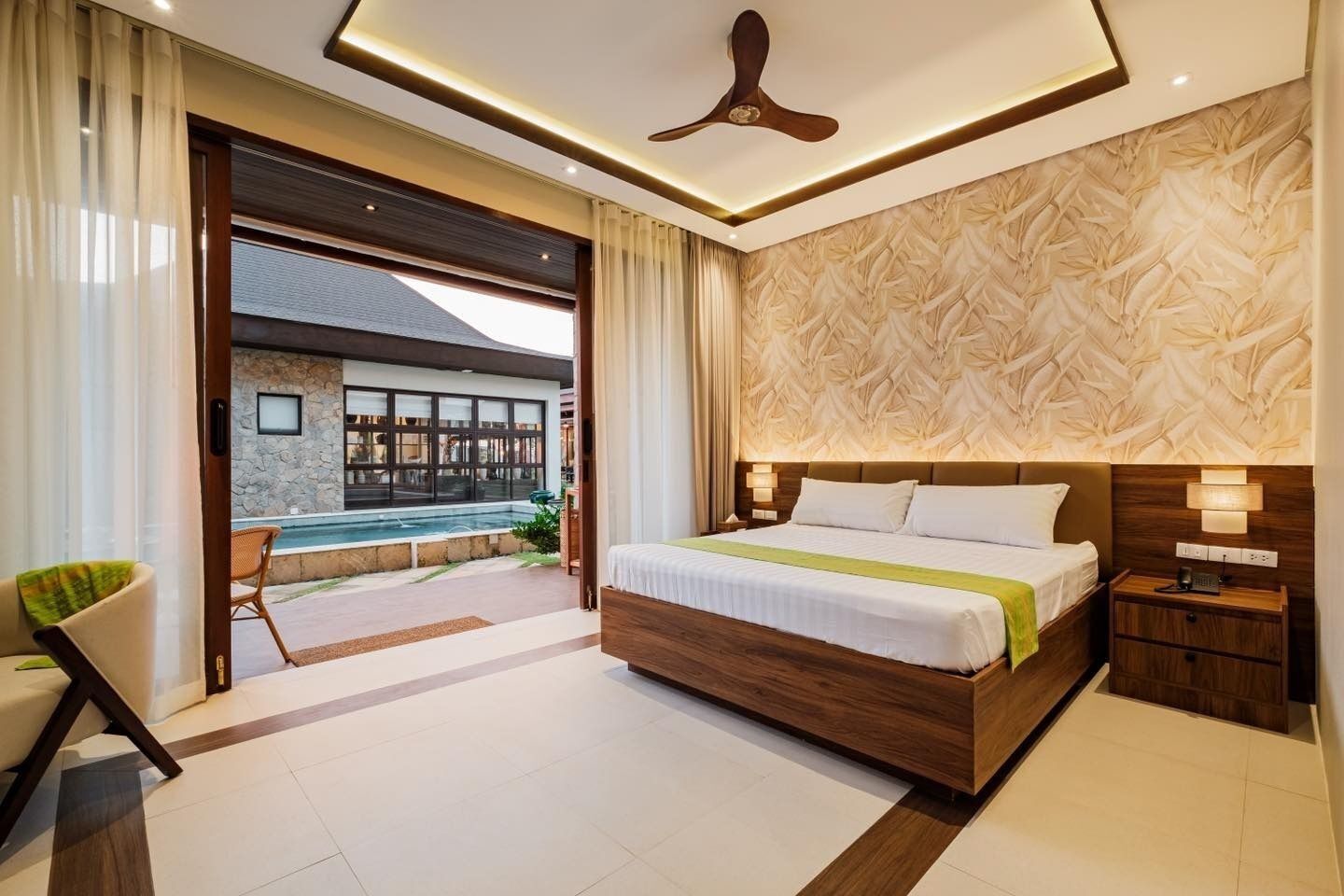 Tabla de planchar con plancha, wifi y ropa de cama 