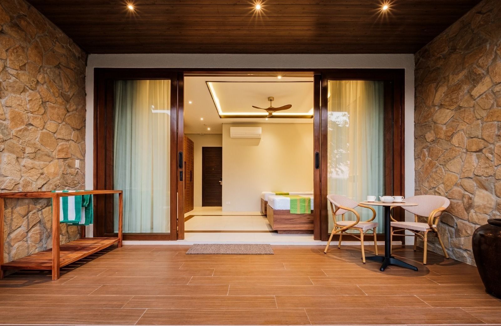 Tabla de planchar con plancha, wifi y ropa de cama 