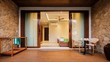 Tabla de planchar con plancha, wifi y ropa de cama