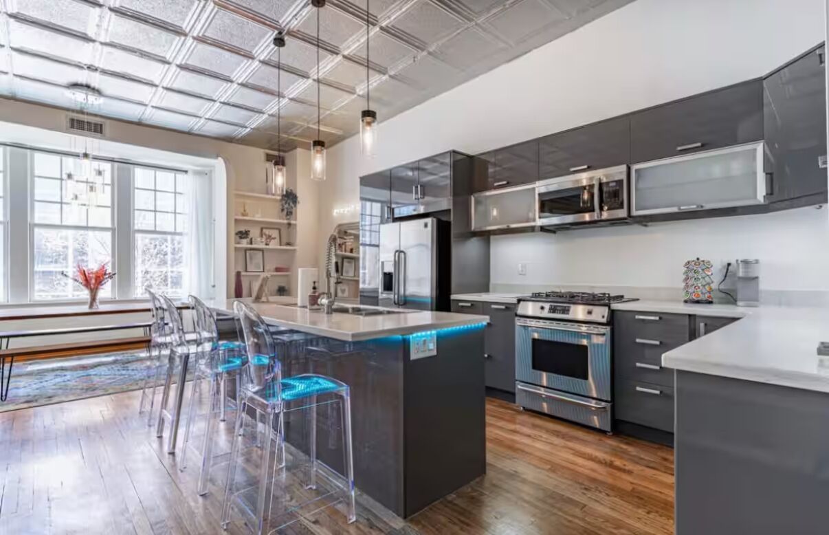 Mikrobølgeovn, ovn, kokeplater og oppvaskmaskin