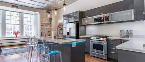 Mikrobølgeovn, ovn, kokeplater og oppvaskmaskin