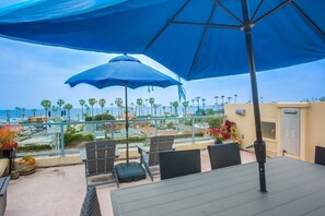 Outdoor dining - FULL OCEAN VIEWS AND ROOF TOP DECK IN 3 BR/4 BA OCEANSIDE CONDO / 31 DAY MINIMUM (Oceanside)