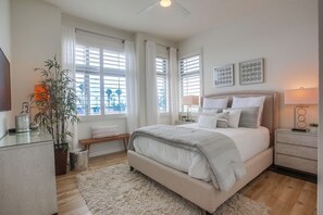 3 bedrooms, iron/ironing board, WiFi, bed sheets - FULL OCEAN VIEWS AND ROOF TOP DECK IN 3 BR/4 BA OCEANSIDE CONDO / 31 DAY MINIMUM (Oceanside)