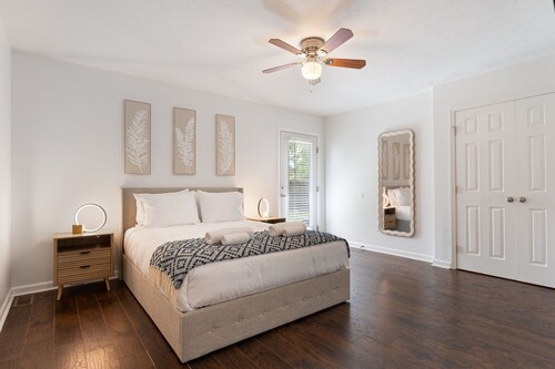 Near Lake, Shops & I-95•1Gig WiFi•Fenced Yard•Fort Bragg•Fayetteville