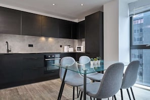Apartamento básico | Cocina privada | Frigorífico, horno, placa de cocina y lavavajillas